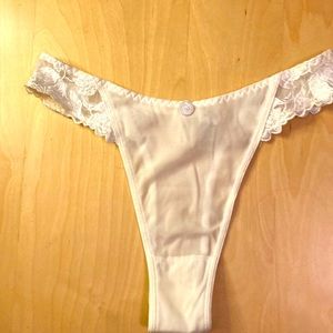 AUBADE PARIS lingerie. Ivory lace thong panty. Size M.